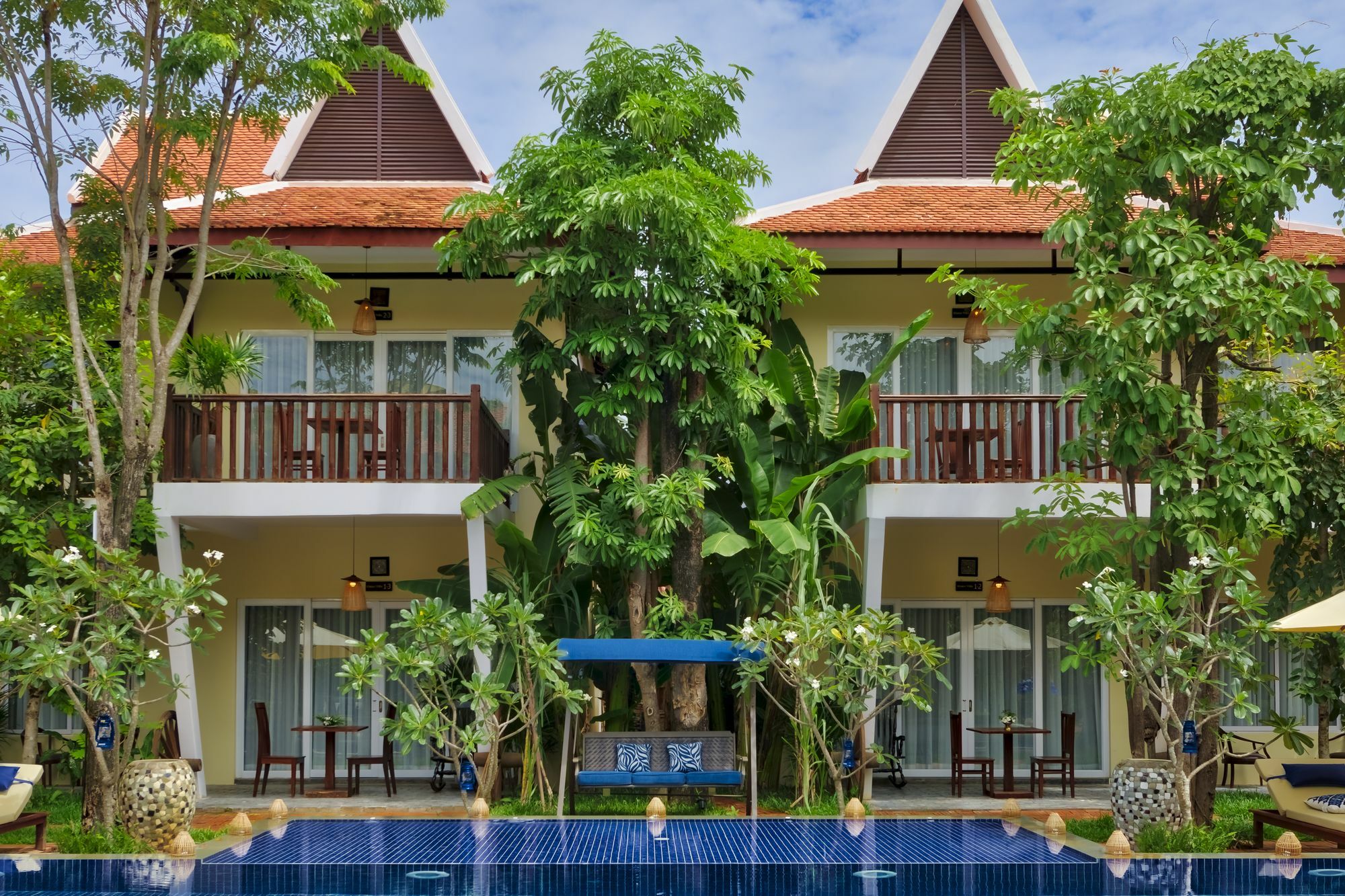 Mane Village Suites Siem Reap Exterior photo The hotel's pool